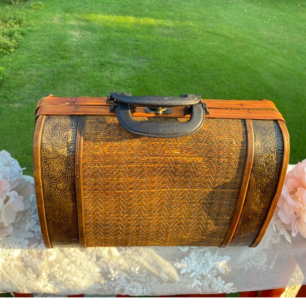 WOMENS VINTAGE RATTAN WOOD CARRY ALL CASE